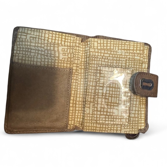 Fossil | Women’s Brown Leather Vintage Wallet with Heart Camera Design - Picture 4 of 6